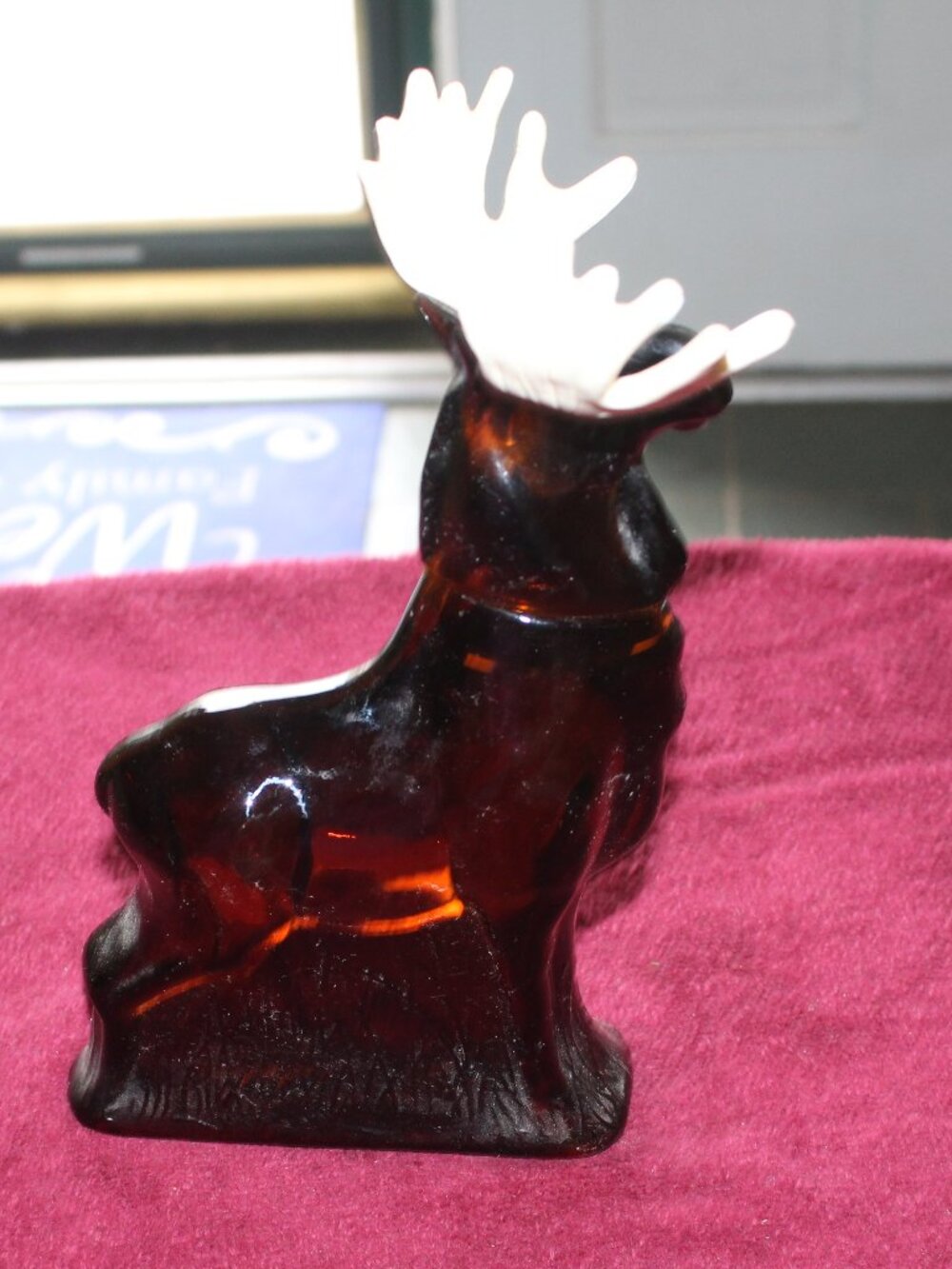Vintage 1974 Avon "Alaskan Moose" decanter dark brown glass body White plastic a